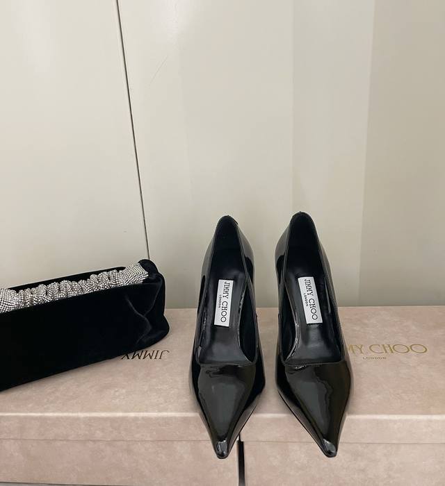 Jimmy Choo 2024春夏大热 罗马黑色高跟鞋婚鞋单鞋 Ins上超火爆的单品 出席各种聚会 鞋面 牛漆皮 跟高 8.5Cm 内里 定制羊皮 鞋底 意大利