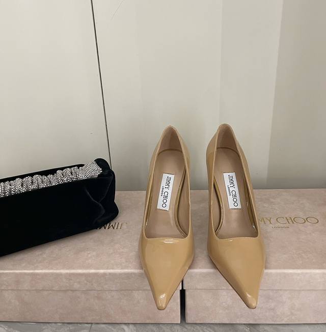 Jimmy Choo 2024春夏大热 罗马黑色高跟鞋婚鞋单鞋 Ins上超火爆的单品 出席各种聚会 鞋面 牛漆皮 跟高 8.5Cm 内里 定制羊皮 鞋底 意大利