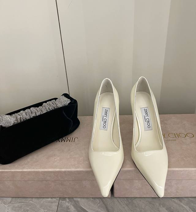 Jimmy Choo 2024春夏大热 罗马黑色高跟鞋婚鞋单鞋 Ins上超火爆的单品 出席各种聚会 鞋面 牛漆皮 跟高 8.5Cm 内里 定制羊皮 鞋底 意大利