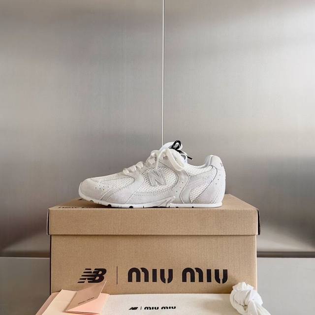 网 Miumiu X New Balance 联名款nb运动鞋女 Miu Miu 缪缪大秀上爆出的这双与new Balance 新百伦联名款运动 球鞋 后全球各