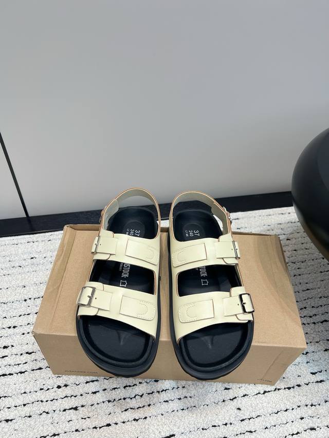 Birkenstock 博肯 潮流时尚休闲交叉带凉鞋 人体工程学设计符合脚形的脚床 软木材质穿着超级轻便舒适 楦形线条优美 做工精致 长时间穿着不累脚 略显慵懒