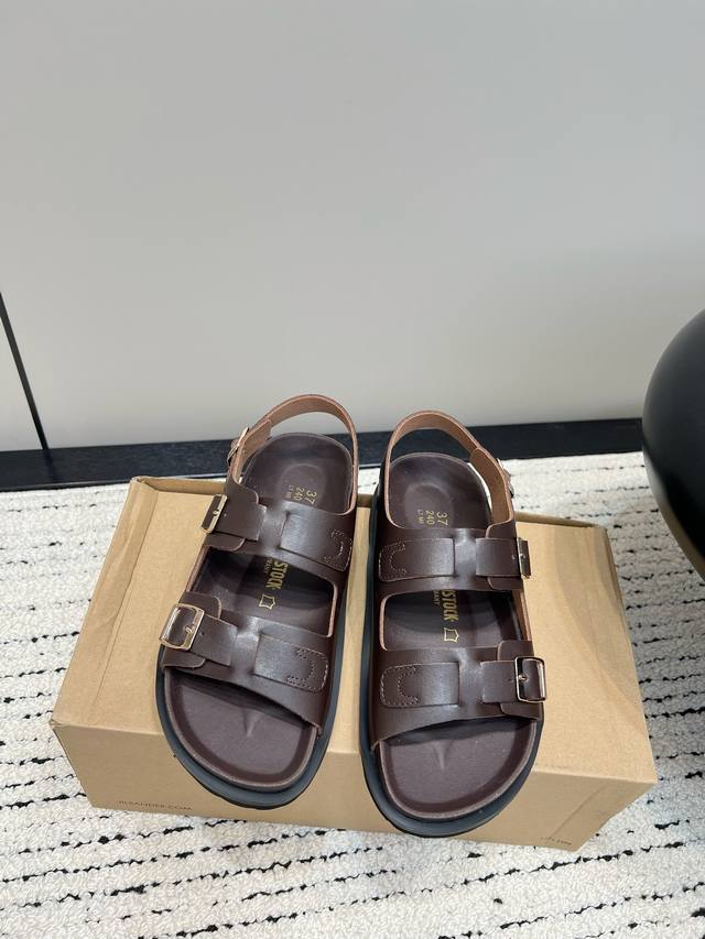 Birkenstock 博肯 潮流时尚休闲交叉带凉鞋 人体工程学设计符合脚形的脚床 软木材质穿着超级轻便舒适 楦形线条优美 做工精致 长时间穿着不累脚 略显慵懒