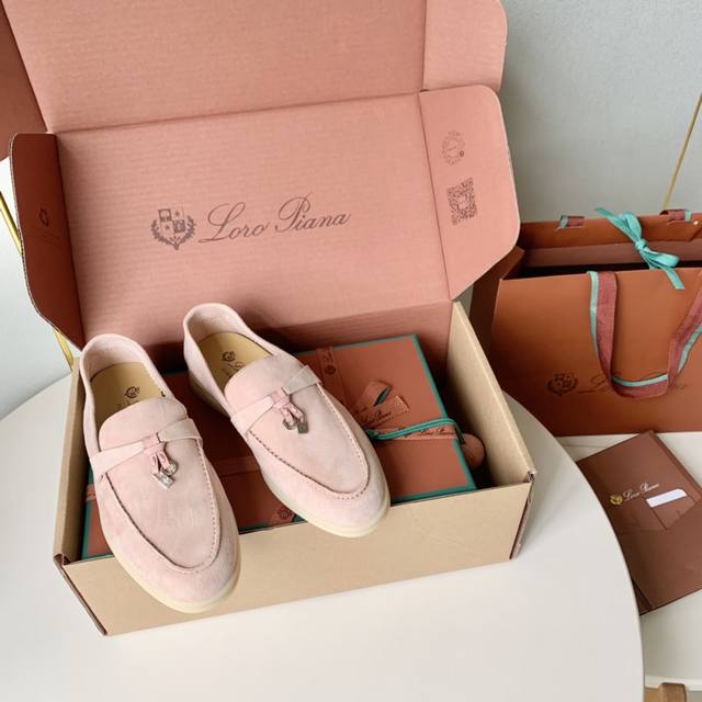 Loro Piana Lp手工乐福鞋情侣款 Summer Charms Walk 舒适的尽头是lp吧 软胶底 素有踩云感之称 细腻麂皮鞋面 柔和而有质感 羊皮内