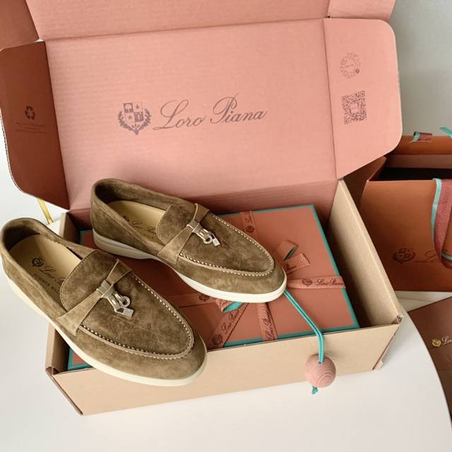 Loro Piana Lp手工乐福鞋情侣款 Summer Charms Walk 舒适的尽头是lp吧 软胶底 素有踩云感之称 细腻麂皮鞋面 柔和而有质感 羊皮内