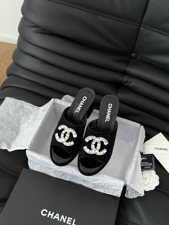 Chanel 24P独家新款水钻扣拖鞋 闪闪的水钻扣太好看了 麂皮鞋面 内里羊皮 真皮大底 Size:35-40