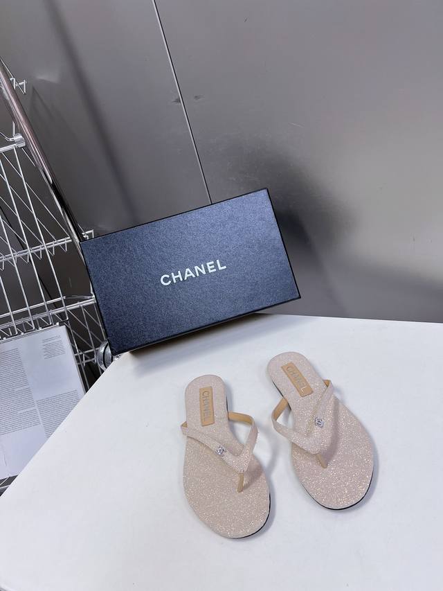 Chanel 香奈儿24C春夏新品 双c人字拖 大爆款已经被它的美貌折服 有拖鞋随性自然 又彰显品牌特色 满满的高级感 上脚超洋气 鞋面丝绒牛皮特殊闪光绒布 内