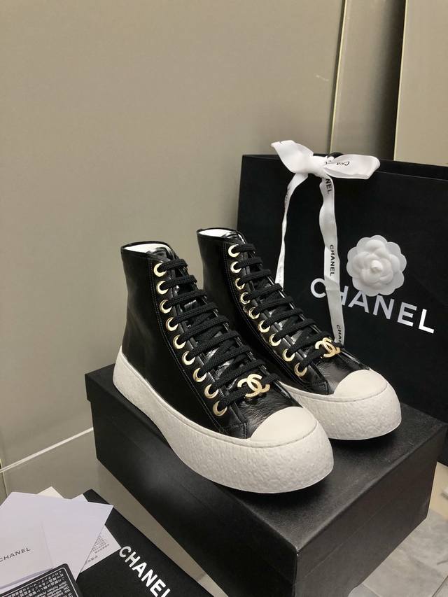 2024-低帮 高帮 Chanel 24P新款大头饼干鞋 原版开发顶级版本 鞋面正品一致的皱漆皮 内里羊皮.百搭休闲 浮雕双c Logo真的太心水了 非市面普通