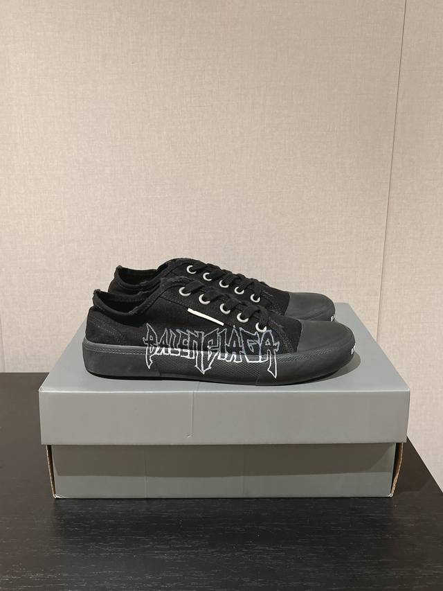 代购级 24 最新配色 Balenciaga巴黎世家 复古帆布鞋 Paris 系列 主打复古和做旧质感 整体十分简约 只有在鞋头和鞋跟部位鞋码数字和balenc