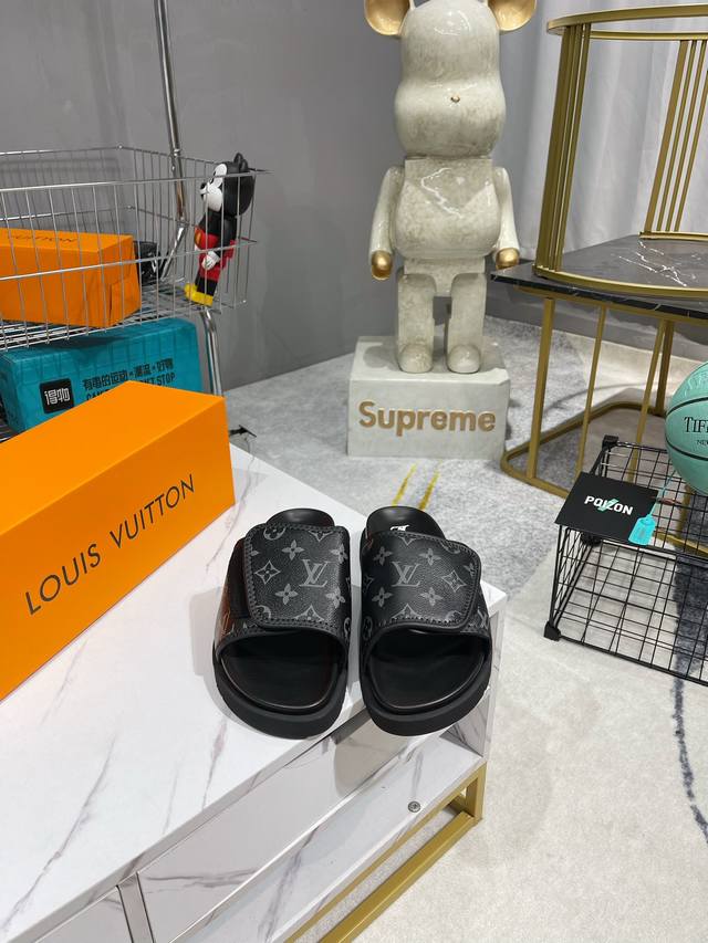 出厂 Louis Vuitton 路易威登2024 Lv Sunset Comfort联名款 平底凉鞋以精致拉菲草鞋面道出手工艺格调 搭配韧性鞋垫和轻盈微型外底