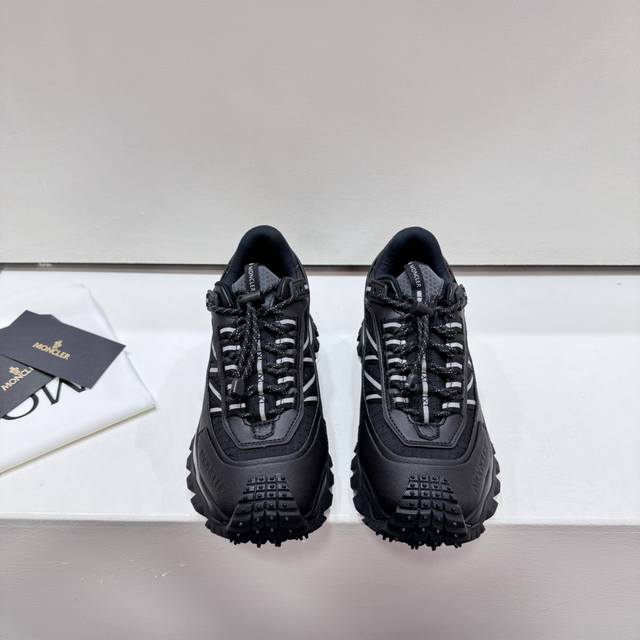 Moncler 盟可睐 Trailgrip Gtx 减震抗撕裂户外运动鞋 Moncler能够将高端设计元素与全面实用性无缝融合 推出这款采用超级耐用的部件制成