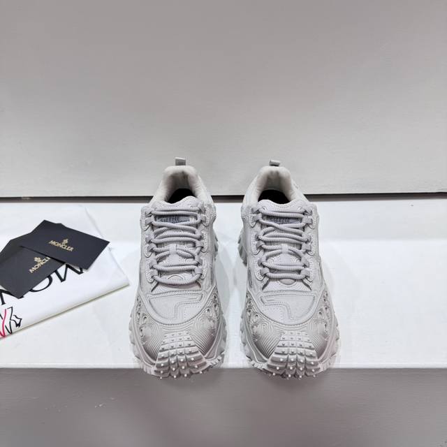 Moncler 盟可睐 Trailgrip Gtx 减震抗撕裂户外运动鞋 Moncler能够将高端设计元素与全面实用性无缝融合 推出这款采用超级耐用的部件制成