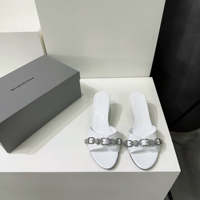 高品质出厂钻扣 顶级品质 原版做货巴黎世家 Balenciaga 2024新款猫跟金属 钻扣铆钉凉拖鞋系列 这双cagole拖鞋鞋型是淑女拖鞋上面的铆钉又超级朋