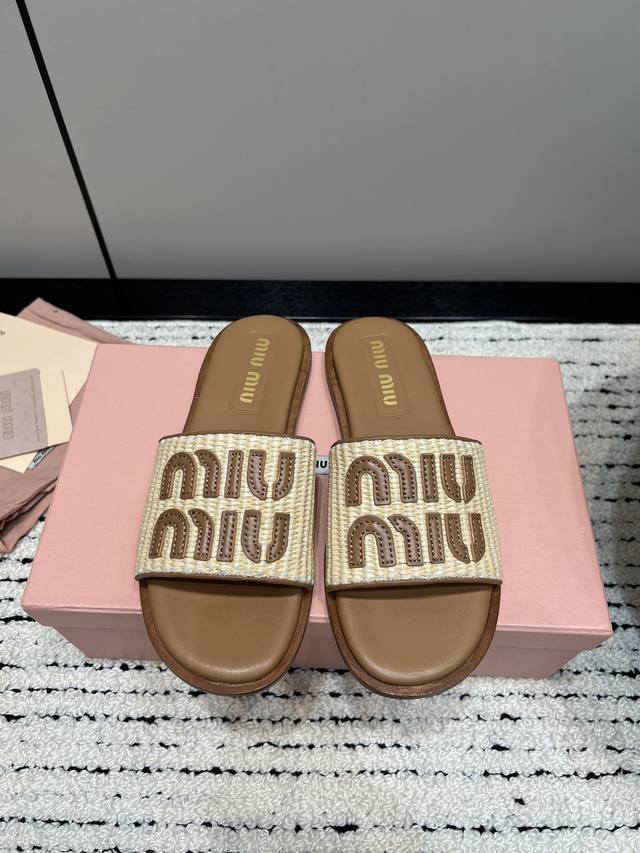 Miumiu Ss24 New Miu家2024早春新款平底拖鞋 超软羊皮搭配miumiu字母logo辨识度极高* 羊皮面牛皮底+鞋面电绣miumiu字母log