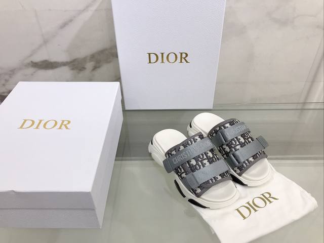 Dior 迪奥2022火爆凉拖鞋系列 市面最高版本 原版复刻 一比一材料定制 设计理念凉鞋加运动鞋元素搭配组合 款式非常时髦洋气百搭增高 鞋面两条魔术贴可调节松