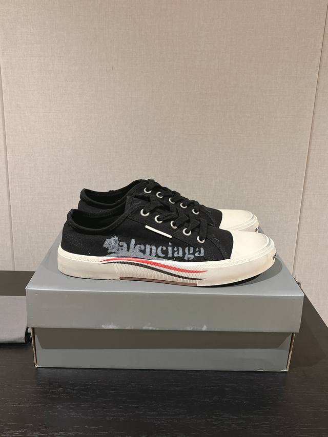 代购级 24 最新配色 Balenciaga巴黎世家 复古帆布鞋 Paris 系列 主打复古和做旧质感 整体十分简约 只有在鞋头和鞋跟部位鞋码数字和balenc