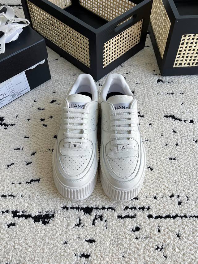 Chanel 24A新款厚底运动鞋 白色网球sneakers穿搭最近话题热度有点高 这双也来的刚刚好 鞋面牛皮 内里羊皮 原版大底 Size:35-40