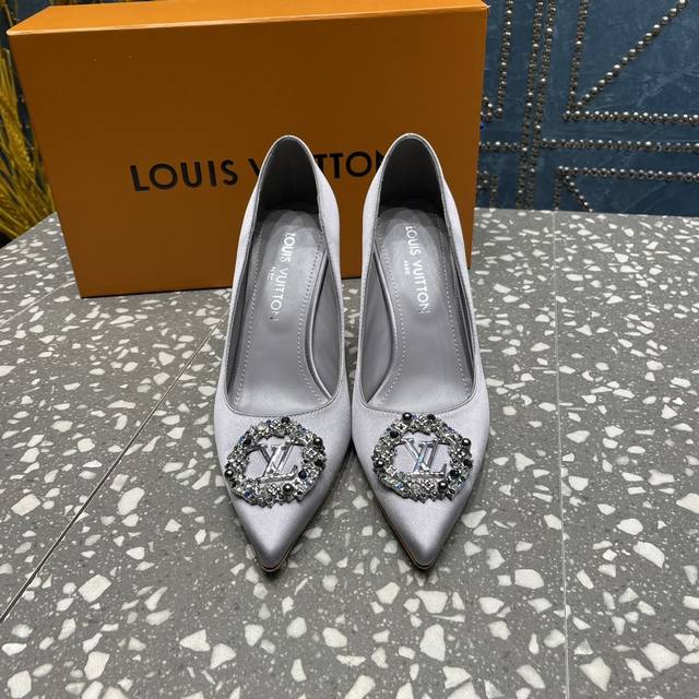 Lv 鞋面 真丝+老花 扣件 金属品牌彩色钻扣 内里 羊皮 跟高 9Cm 大底 真皮大底 码数 35-42 40 41 42码定做不退换