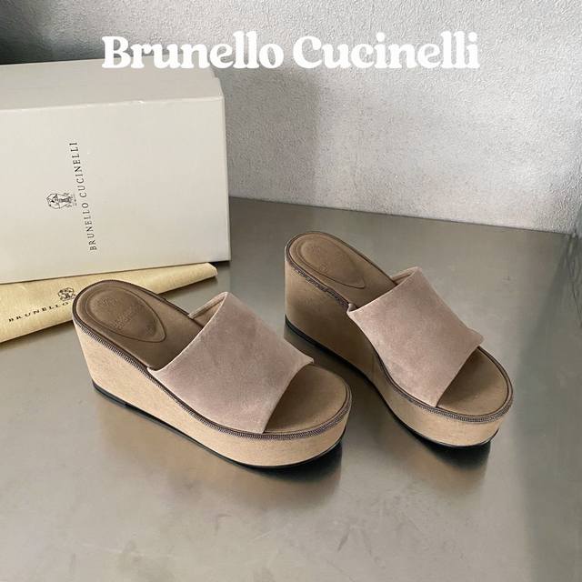 出厂价 Brunello Cucinelli 布鲁内罗 库奇内利 年春夏新款精致沿边麂皮坡跟鞋 简洁线条与精致细节组合 勾勒出这款麂皮坡跟鞋的风格 凸显本季特色