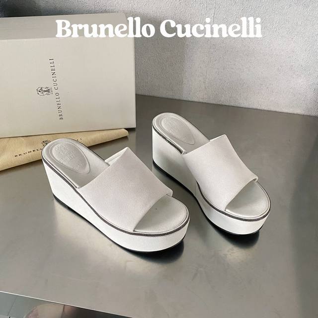 出厂价 Brunello Cucinelli 布鲁内罗 库奇内利 年春夏新款精致沿边麂皮坡跟鞋 简洁线条与精致细节组合 勾勒出这款麂皮坡跟鞋的风格 凸显本季特色