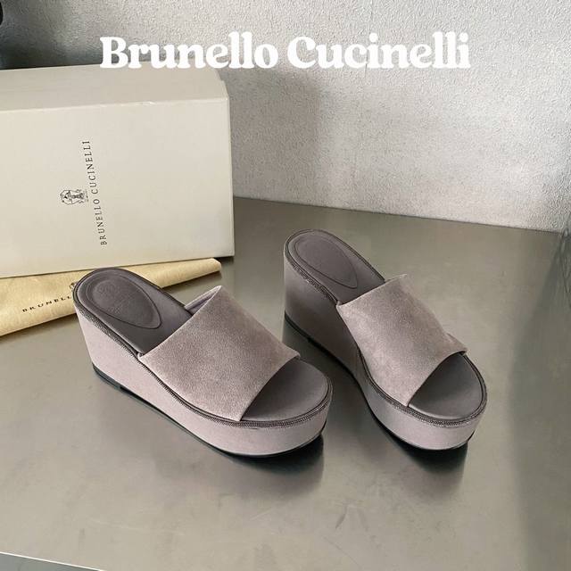 出厂价 Brunello Cucinelli 布鲁内罗 库奇内利 年春夏新款精致沿边麂皮坡跟鞋 简洁线条与精致细节组合 勾勒出这款麂皮坡跟鞋的风格 凸显本季特色