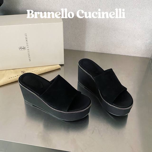 出厂价 Brunello Cucinelli 布鲁内罗 库奇内利 年春夏新款精致沿边麂皮坡跟鞋 简洁线条与精致细节组合 勾勒出这款麂皮坡跟鞋的风格 凸显本季特色