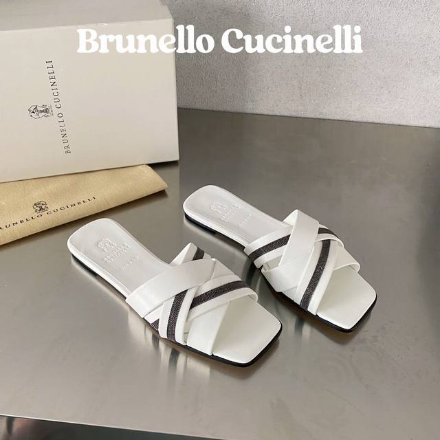 出厂价 Brunello Cucinelli 布鲁内罗 库奇内利 年手工串联珠链配饰平底拖鞋 这款鞋子的闪烁镶珠装饰 在轻质麂皮的绒面纹理上显得格外耀眼迷人 羊