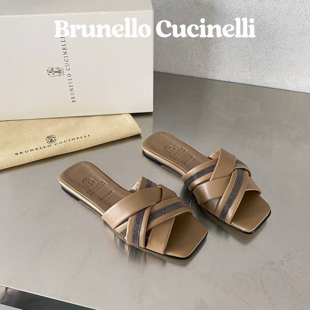 出厂价 Brunello Cucinelli 布鲁内罗 库奇内利 年手工串联珠链配饰平底拖鞋 这款鞋子的闪烁镶珠装饰 在轻质麂皮的绒面纹理上显得格外耀眼迷人 羊