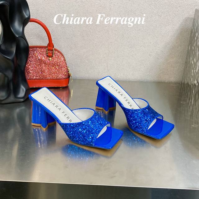 Chiara Ferragni 眨眼睛 春夏新款亮片梅花跟拖鞋 Chiara Ferragni作为一个新晋时尚轻奢品牌 其始终传达着个性的观念 无论是丰富的色彩