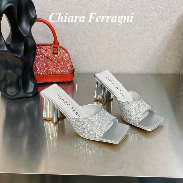 Chiara Ferragni 眨眼睛 春夏新款亮片梅花跟拖鞋 Chiara Ferragni作为一个新晋时尚轻奢品牌 其始终传达着个性的观念 无论是丰富的色彩