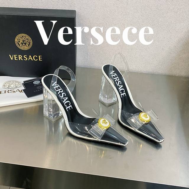 出厂价皮面 胶片 范思哲 瓦萨琪 Versace 顶级版本 范思哲 Gianni Ribbon 美杜莎方头胶片跟拖 此款胶片制成的方头跟拖 采用方跟 正面饰有