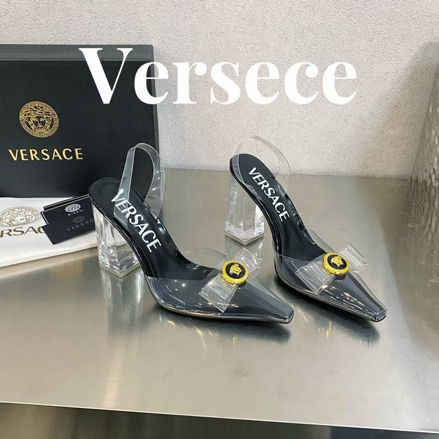 出厂价皮面 胶片 范思哲 瓦萨琪 Versace 顶级版本 范思哲 Gianni Ribbon 美杜莎方头胶片跟拖 此款胶片制成的方头跟拖 采用方跟 正面饰有