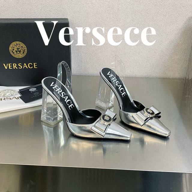 出厂价皮面 胶片 范思哲 瓦萨琪 Versace 顶级版本 范思哲 Gianni Ribbon 美杜莎方头胶片跟拖 此款胶片制成的方头跟拖 采用方跟 正面饰有