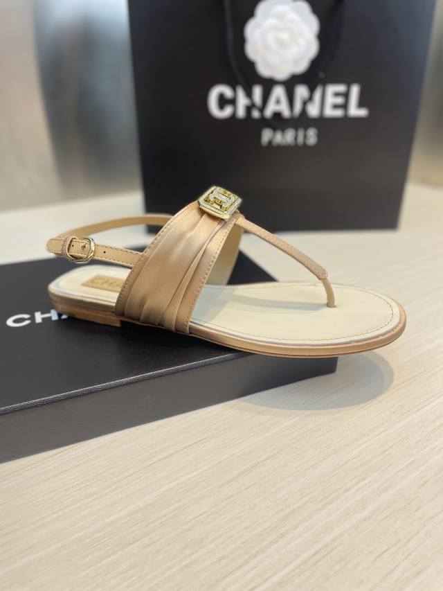 Chanel 小香缎面水砖扣 夹脚凉鞋 大厂高端品质 丝绸质地看起来好温柔小小的镶钻logo 设计非常精致 优雅名媛气质 高级感十足 上脚非常显瘦显白 居家度假