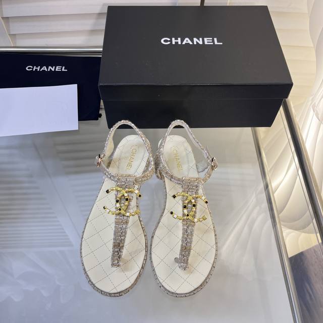 代购级别 Chanel 23春夏新品凉鞋 香奶奶家的东西 真心好看 很名媛气质 金色双c Logo 金色logo镶嵌彩色宝石设计非常用心 优雅名媛气质 高级感十