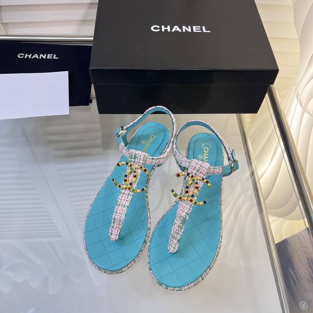 代购级别 Chanel 23春夏新品凉鞋 香奶奶家的东西 真心好看 很名媛气质 金色双c Logo 金色logo镶嵌彩色宝石设计非常用心 优雅名媛气质 高级感十