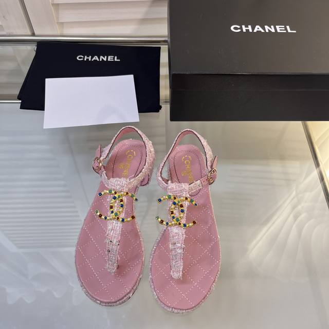 代购级别 Chanel 23春夏新品凉鞋 香奶奶家的东西 真心好看 很名媛气质 金色双c Logo 金色logo镶嵌彩色宝石设计非常用心 优雅名媛气质 高级感十