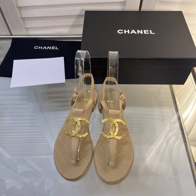 代购级别 Chanel 23春夏新品凉鞋 香奶奶家的东西 真心好看 很名媛气质 金色双c Logo 金色logo镶嵌彩色宝石设计非常用心 优雅名媛气质 高级感十