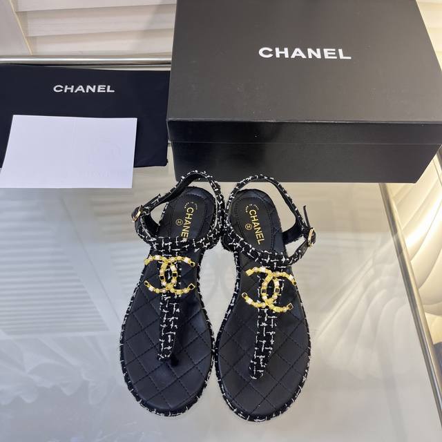 代购级别 Chanel 23春夏新品凉鞋 香奶奶家的东西 真心好看 很名媛气质 金色双c Logo 金色logo镶嵌彩色宝石设计非常用心 优雅名媛气质 高级感十