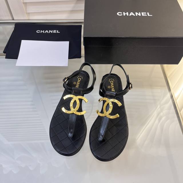 代购级别 Chanel 23春夏新品凉鞋 香奶奶家的东西 真心好看 很名媛气质 金色双c Logo 金色logo镶嵌彩色宝石设计非常用心 优雅名媛气质 高级感十