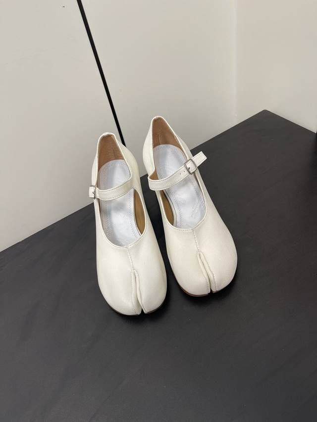 Maisonmargiela 马吉拉mm6小跟玛丽珍新品 带6Cm的小跟 刚刚好的高度 太好穿啦吧 水晶羊皮鞋面 羊皮里 牛皮底 Size 35-41 40.4