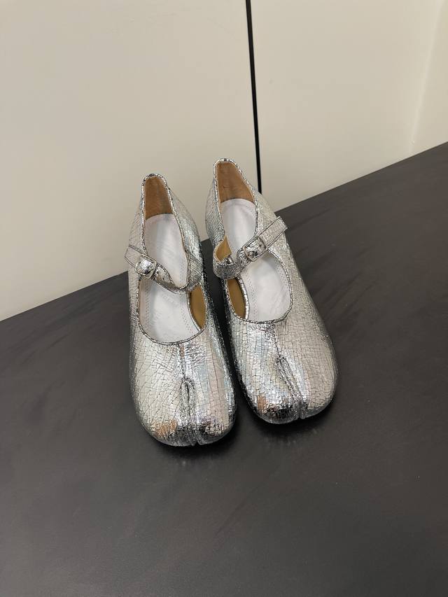 Maisonmargiela 马吉拉mm6小跟玛丽珍新品 带6Cm的小跟 刚刚好的高度 太好穿啦吧 水晶羊皮鞋面 羊皮里 牛皮底 Size 35-41 40.4