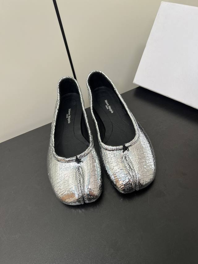 Maison Margiela Mm6玛吉拉经典分趾鞋 比利时著名设计师 曾担任爱马仕 Herm s 的创意总监 虽然低调到绝迹 却仍然难以抵挡他在全球时装设计