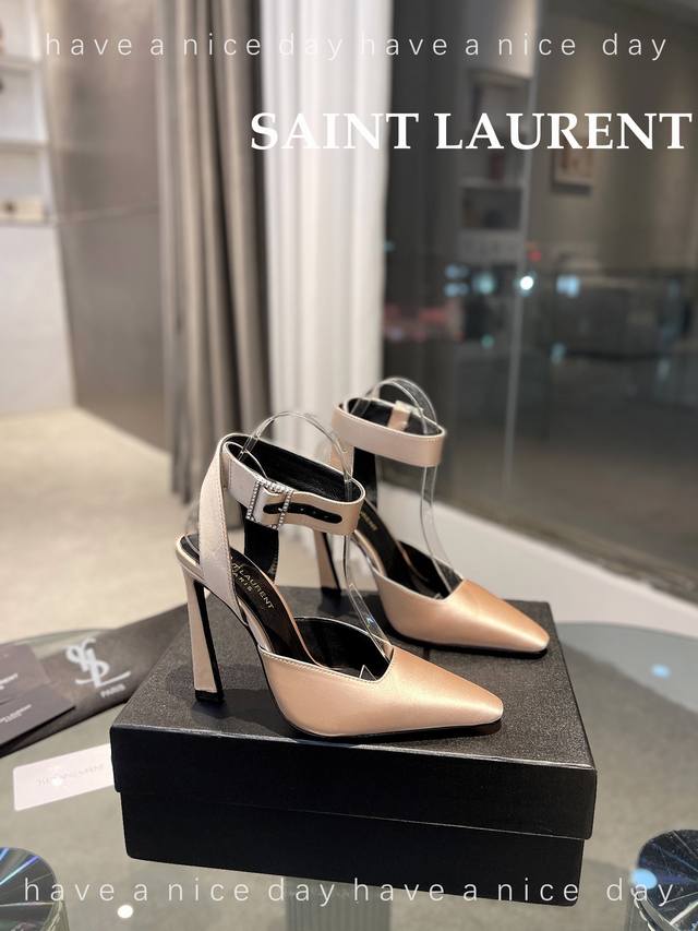 2023最新saint Laurent Fanny绉缎露跟高跟鞋 方形尖头和包覆细腰鞋跟设计 搭配仿水晶 皮革鞋底可调节踝带 绉布料 进口山羊皮 意大利真皮鞋底