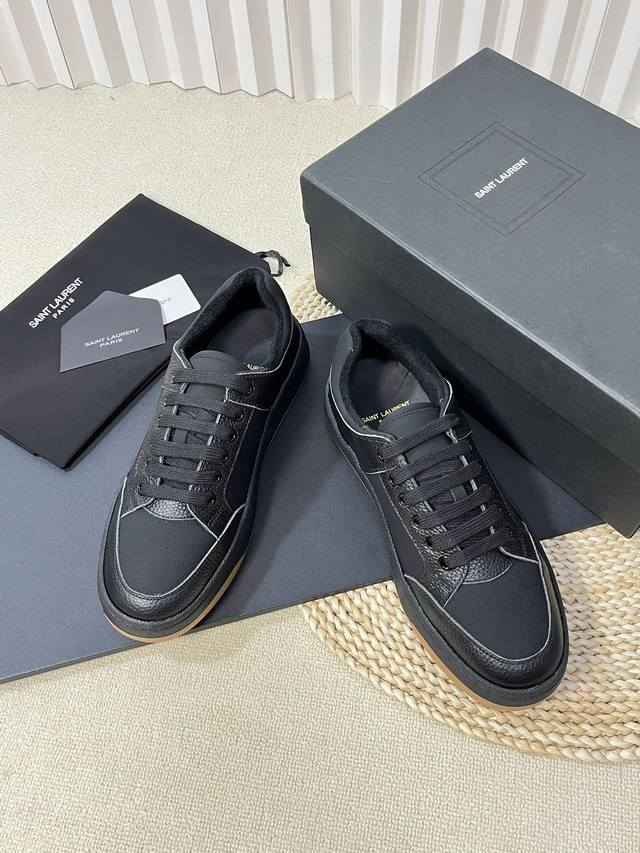 出厂价 男码 情侣款 Saint Laurent 圣罗兰 Sl61春夏最新爆款休闲系列 原版购入 一比一复刻 新鲜血液注入加休闲复古的设计 超好看百搭 鞋面采用