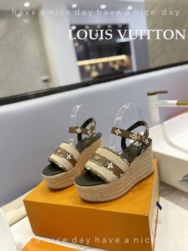 出厂价 Loui*Vuitton 2023 最新走秀款厚底凉鞋 香港原版购入一比一开模 今年的款式比去年增加了新原素 显得更为大牌 皮面款采用原版树膏皮牛皮 内