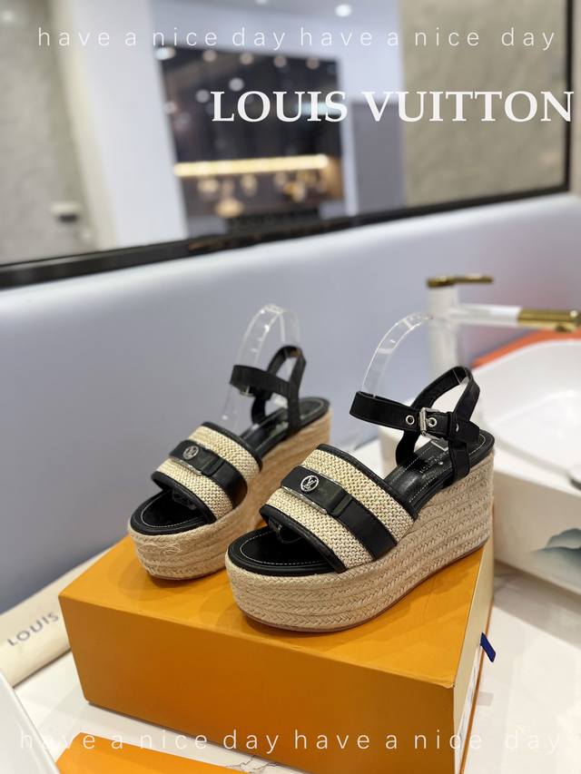 出厂价 Loui*Vuitton 2023 最新走秀款厚底凉鞋 香港原版购入一比一开模 今年的款式比去年增加了新原素 显得更为大牌 皮面款采用原版树膏皮牛皮 内