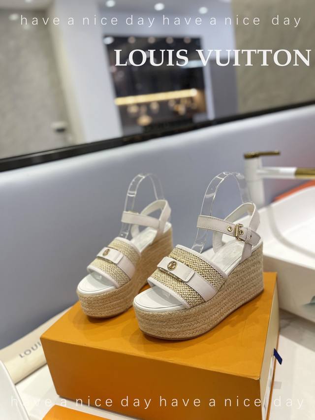 出厂价 Loui*Vuitton 2023 最新走秀款厚底凉鞋 香港原版购入一比一开模 今年的款式比去年增加了新原素 显得更为大牌 皮面款采用原版树膏皮牛皮 内