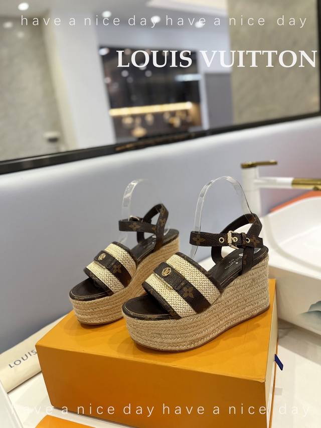 出厂价 Loui*Vuitton 2023 最新走秀款厚底凉鞋 香港原版购入一比一开模 今年的款式比去年增加了新原素 显得更为大牌 皮面款采用原版树膏皮牛皮 内