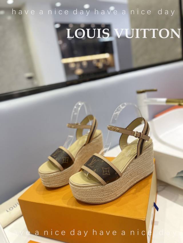 出厂价 Loui*Vuitton 2023 最新走秀款厚底凉鞋 香港原版购入一比一开模 今年的款式比去年增加了新原素 显得更为大牌 皮面款采用原版树膏皮牛皮 内