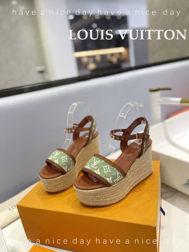 出厂价 Loui*Vuitton 2023 最新走秀款厚底凉鞋 香港原版购入一比一开模 今年的款式比去年增加了新原素 显得更为大牌 皮面款采用原版树膏皮牛皮 内